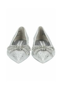 Ballerines argentées avec une surface texturée, bout pointu et un nœud en strass décoratif à l'avant. Doublure intérieure lisse.