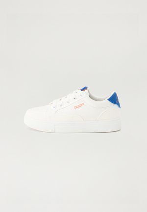 Baskets blanches basses avec lacets à l’avant, languette bleue au talon et logo Kappa orange sur le côté, sur un fond clair uni.