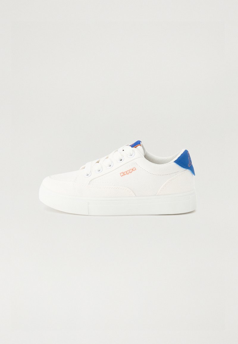 Baskets blanches basses avec lacets à l’avant, languette bleue au talon et logo Kappa orange sur le côté, sur un fond clair uni.