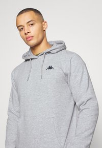Kappa HOODED SWEATSHIRT SMALL LOGO - Jersey con capucha - high-rise melange
