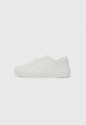 Valge nahast sneaker, millel on lamedad paelad, ümar nina ja peened õmblused. Omab tekstureeritud tallat ja reljeefset brändi logo kanna juures.