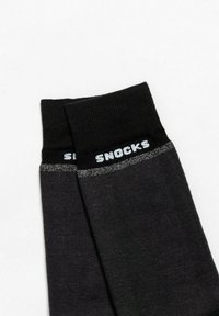 Schwarze Socken mit einem dicken schwarzen Bündchen und weißem Markentext "SNOCKS." Der Sockenbereich hat einen dunkleren Grauton mit einem kontrastierenden hellgrauen Streifen.