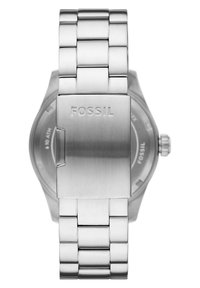 Reloj de acero inoxidable con pulsera pulida, que presenta un clasp metálico cepillado grabado con "FOSSIL" y una caja redonda metálica.