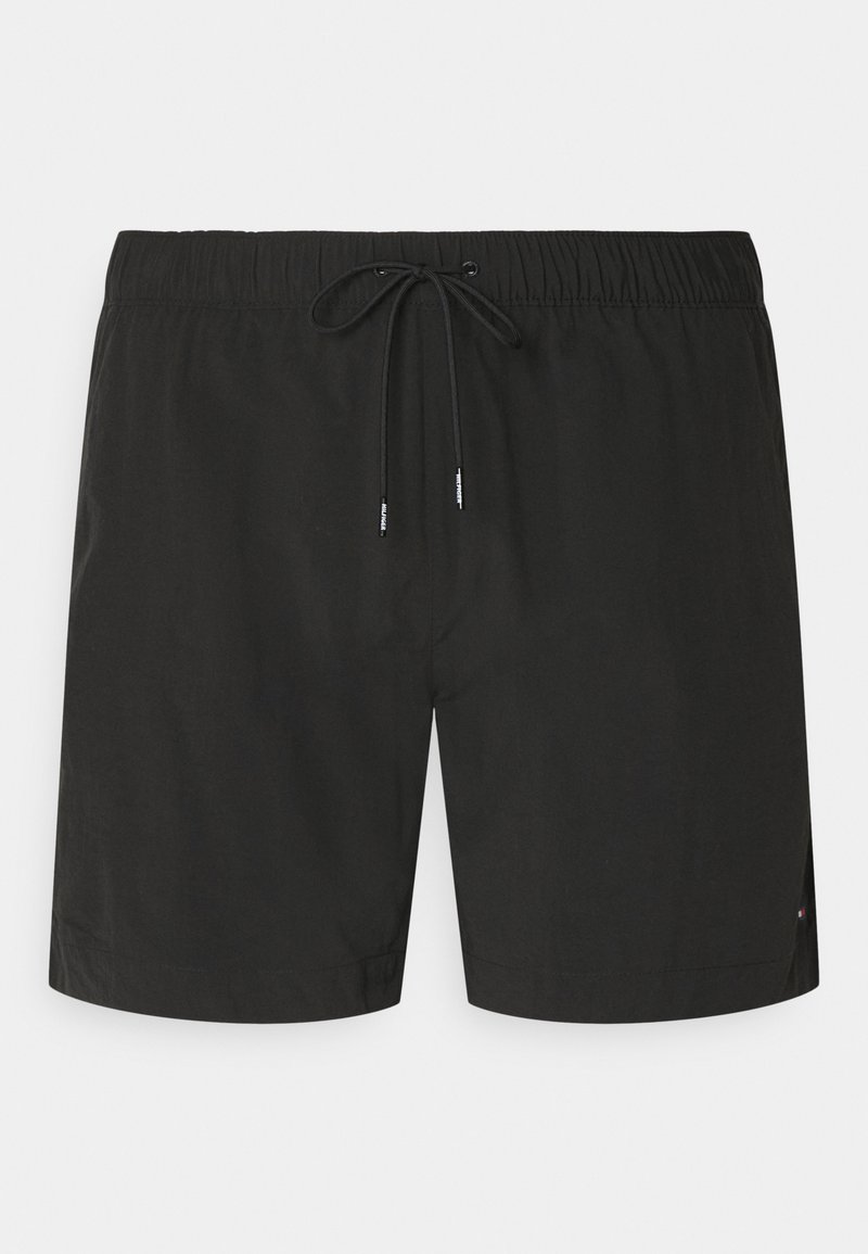Shorts de bain noirs avec une taille à cordon, fabriqués en tissu léger, avec des fentes sur les côtés et un branding discret à l'ourlet.