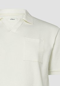Polo blanc texturé à manches courtes avec col et poche poitrine gauche, doté d'un col en V ouvert et d'une étiquette de marque s.Oliver.