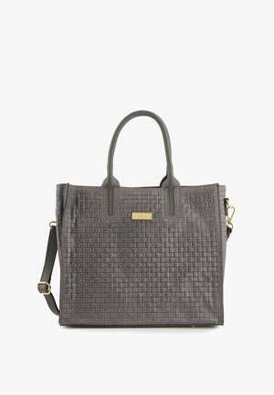 Szara, pleciona torba na ramię z podwójnymi uchwytami i regulowanym paskiem na ramię. Posiada złotą akcentującą płytkę i strukturalny design.