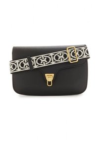 Melna ādas plecu soma ar zelta aizdari un balti melnu rakstu siksnu, kas ir taisnstūrveida formas ar teksturētu virsmu.