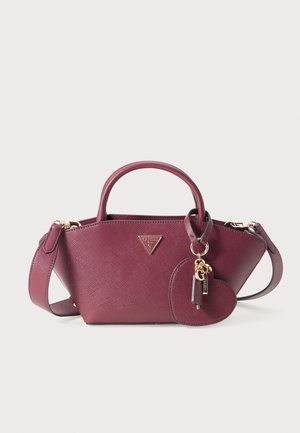 Borsa a tracolla viola con manici superiori, tracolla e ciondolo a forma di cuore con accenti dorati e logo del brand.