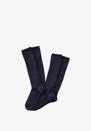 Zwei Paare lange einfarbige dunkelblaue Socken, flach auf weißem Hintergrund ausgelegt.