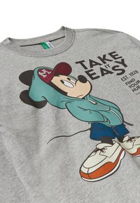 Šedá mikina s grafikou postavy v tyrkysové mikině a červené kšiltovce. Nápis zní "TAKE it EASY" s bílými a oranžovými teniskami.
