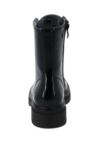 Błyszczący czarny skórzany kozaczek do połowy łydki z masywną podeszwą, z tylnym uchwytem i widocznym bocznym zamkiem błyskawicznym.