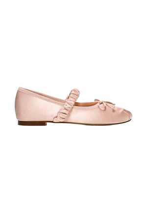 En enkelt lyserosa satin balletflat med rynket elastikstrop og lille dekorativ sløjfe på hvid baggrund.