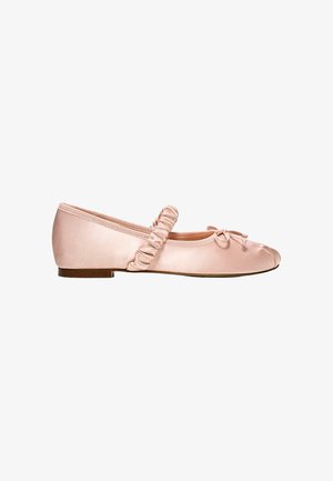 Ein einzelner blassrosa Satin-Ballettschuh mit gerafftem Elastikriemen und kleinem dekorativem Schleifchen auf weißem Hintergrund.