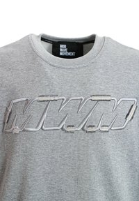 La sudadera gris presenta un logotipo bordado "MWNM" con acentos de tela. Diseño casual con cuello redondo y puños acanalados.