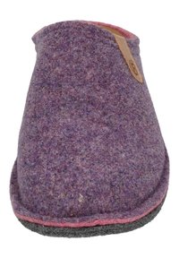 Filcowe kapcie w kolorze purpurowym z fakturowaną powierzchnią, kontrastową różową podszewką i czarną podeszwą. Posiadają małą brązową skórzaną metkę z boku.