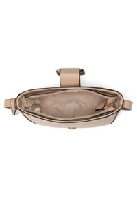 Borsa a mano in pelle beige con una forma strutturata, dotata di chiusura con zip, tasche interne e una fodera in tessuto morbido con un motivo sottile.