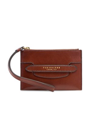 Cartera de pulsera de cuero marrón con cremallera dorada, correa para la muñeca y "The Bridge Firenze 1969" grabado en relieve en el frente.