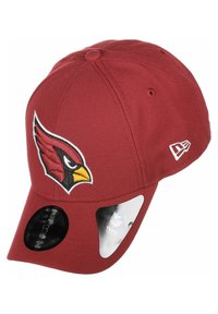 Sarkans beisbola cepure, kas izgatavota no auduma, ar izšūtu Arizonas Kārdu logotipu priekšpusē un New Era birku sānos.