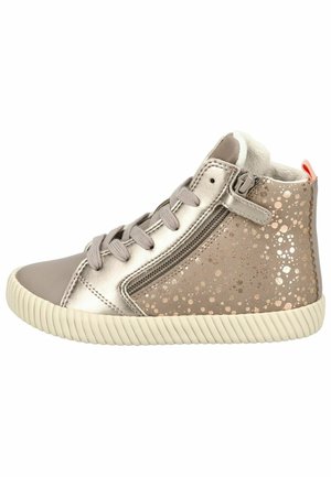 Wysokie sneakersy w metalicznym jasnobrązowym kolorze z teksturowanym błyszczącym wykończeniem, z dodatkiem nakładki w różowym złocie oraz zamkiem błyskawicznym z boku. Gumowa podeszwa.