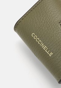 Coccinelle BEAT  - Andre accessories - laurel green