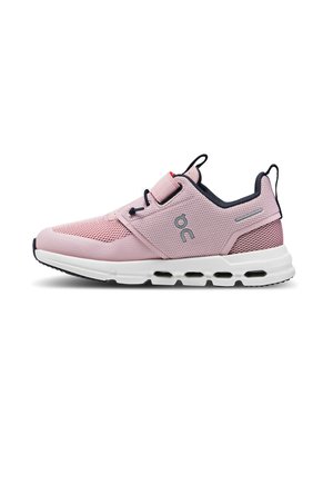 Ljust rosa atletisk sko med nätöverdel, kontrasterande marinblå detaljer, elastiska snören, vadderad krage och en vit vadderad sula.
