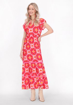 Rochie maxi cu mâneci tip capac, într-un model geometric vibrat în roz, galben și portocaliu. Fabricată dintr-un material ușor, având un design în straturi.