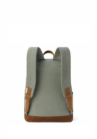 Zaino in tela grigia con dettagli in suede marrone, spallacci imbottiti e maniglia superiore. Presenta fibbie laterali regolabili.