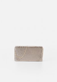 Bolso de mano de malla metálica en tonos dorados y plateados, de forma rectangular, con una cadena y un patrón tejido abierto.