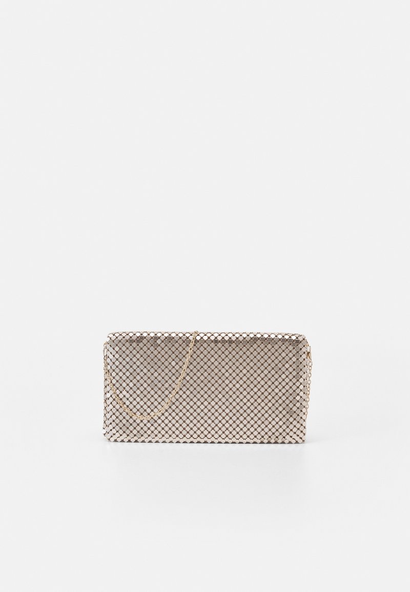 Bolso de mano de malla metálica en tonos dorados y plateados, de forma rectangular, con una cadena y un patrón tejido abierto.