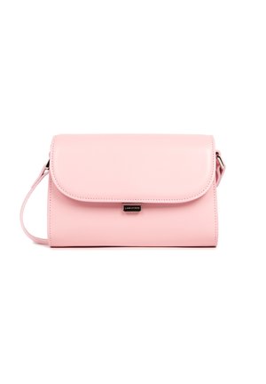 Sac à main en cuir rose avec un design structuré, fermeture à rabat et bandoulière amovible. Présente un petit logo de la marque et une texture lisse.