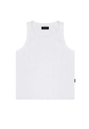 Bela bombačasta majica na naramenice z okroglim izrezom in širokimi armhole-ji, z majhnim svetlo modrim logotipom na prsih in stransko nalepko.