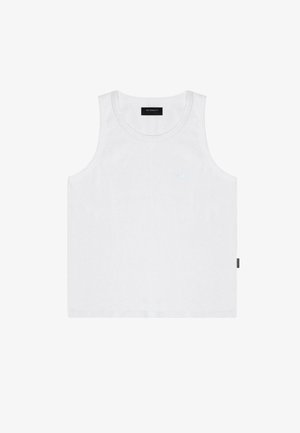 Bela bombačasta majica na naramenice z okroglim izrezom in širokimi armhole-ji, z majhnim svetlo modrim logotipom na prsih in stransko nalepko.