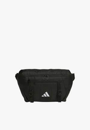 Černá nylonová taška s texturovaným povrchem, která má dva zipové oddíly, nastavitelné popruhy a bílé logo adidas na předním štítku.