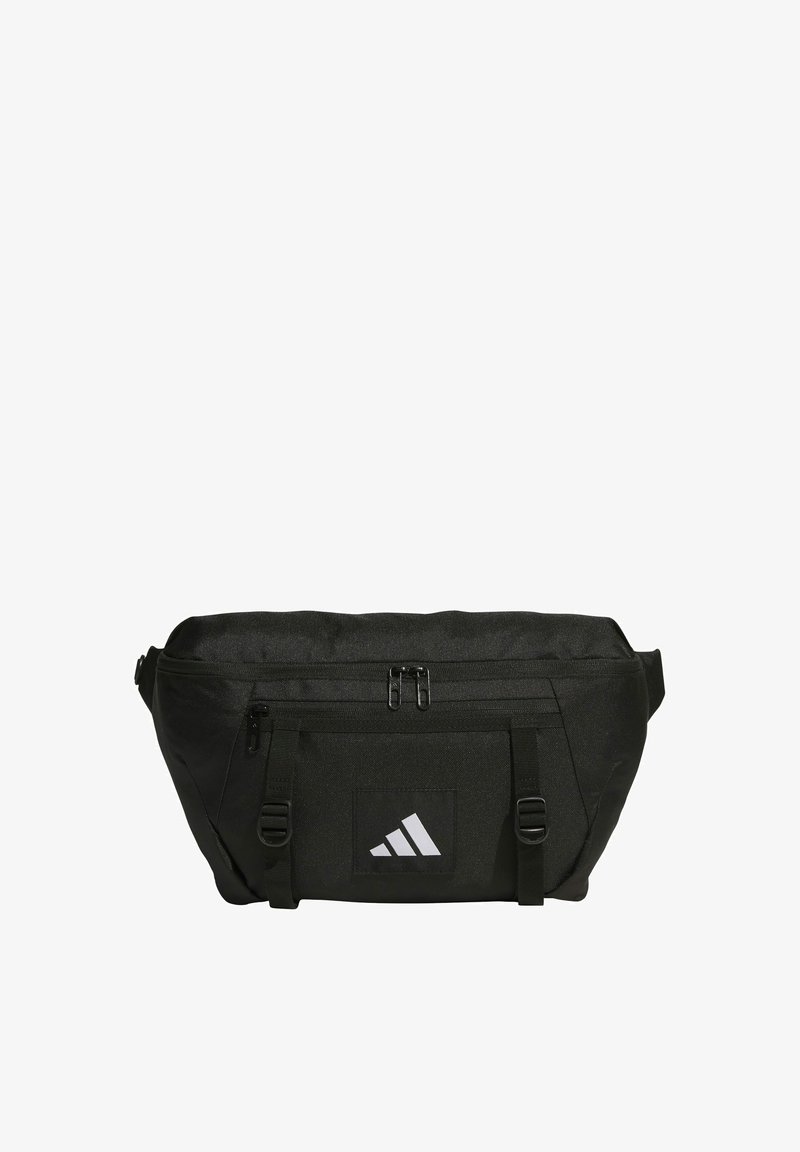 Černá nylonová taška s texturovaným povrchem, která má dva zipové oddíly, nastavitelné popruhy a bílé logo adidas na předním štítku.