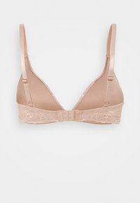 Lichtbeige beha met driehoekige cups, kantafwerking, verstelbare bandjes en een haak-en-oogsluiting aan de achterkant. Glad textuur overal.