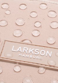 Tessuto beige chiaro con una texture e gocce d'acqua. Presenta una placca con logo beige in rilievo che recita "LARKSON HAMBURG." Finitura liscia e opaca.