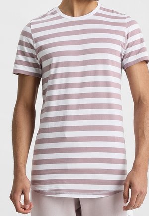 T-shirt rayé en coton doux, présentant des rayures horizontales blanches et rose clair alternées, avec un col rond, des manches courtes et un ourlet droit.