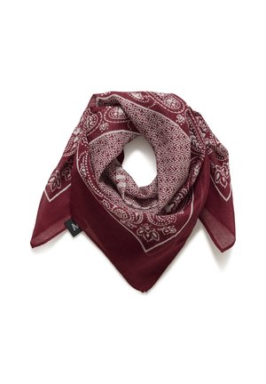 Burgundy halstørklæde lavet af let stof, med hvide paisley-mønstre og en dekorativ kant. Trekantet form med et mærke.