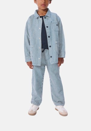 Gestreiftes Schlafanzug-Set in Blau und Weiß aus weichem Stoff, bestehend aus einem knöpfbaren Hemd mit Kragen und passenden, lockeren Hosen.