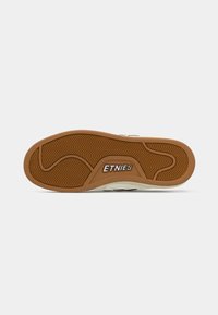 Παπούτσι skateboard Etnies με εξωτερική σόλα από καουτσούκ γουμ και μοτίβο τρεξίματος σε ζιγκ-ζαγκ, λευκή μεσσαία σόλα και ελαχιστοποιημένες λεπτομέρειες branding.