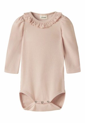 Miękki różowy prążkowany body dla niemowląt z długimi rękawami, falbankowym kołnierzykiem oraz trzema zatrzaskami w kroku ułatwiającymi zmianę pieluszki.