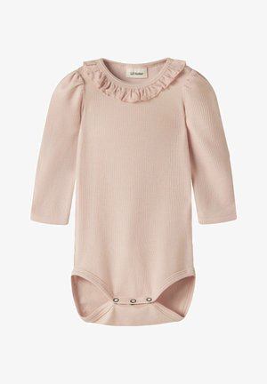 Weicher rosa Baby-Body aus Rippstoff mit langen Ärmeln, gerafftem Kragen und drei Druckknöpfen im Schritt für einfaches Windelwechseln.