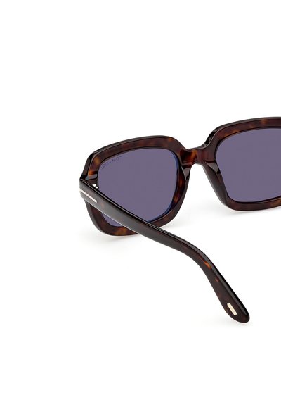 Ochelari de soare cu ramă în model carapace de țestoasă, lentile pătrate închise la culoare și brațe curbate, prezentați pe un fundal alb.