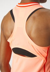 ASICS MATCH TANK - Topper - sun coral