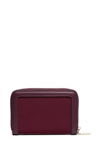 Portafoglio bordeaux con un corpo in tessuto liscio e rifiniture in pelle, dotato di chiusura con zip a tutto giro e un'etichetta con logo in tonalità oro.