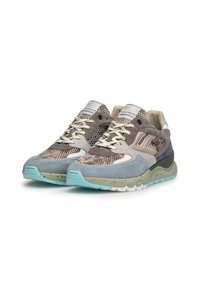 Scarpe da ginnastica grigie e blu realizzate in materiali in mesh e suede, con superfici testurizzate, una suola color sabbia e accenti a contrasto.