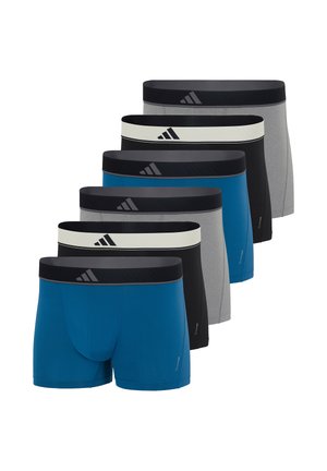 Sześć par bokserek Adidas w na przemian niebieskim, czarnym i szarym kolorze z pasami w talii ozdobionymi logo, ułożonych w przesunięty sposób.