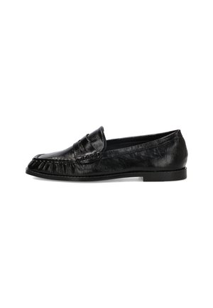 Zapato tipo mocasín penny de cuero negro con detalles de costura, tacón bajo y puntera redondeada visto de lado sobre fondo blanco.