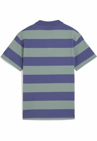 Krátky rukáv polo tričko s striedajúcimi sa tmavomodrými a svetlozelenými pruhmi, s prehnutým golierom a čiernym logom na rukáve.