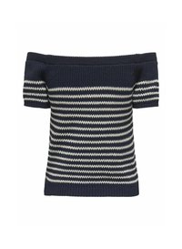 Suéter marino off-the-shoulder con rayas blancas horizontales, mangas cortas, cuello y dobladillo acanalados, textura de punto.